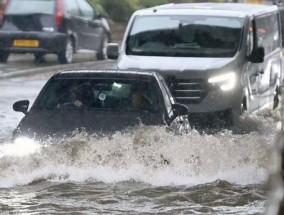 暴雨过后，英国部分地区发布了64个洪水警报，英国被洪水淹没